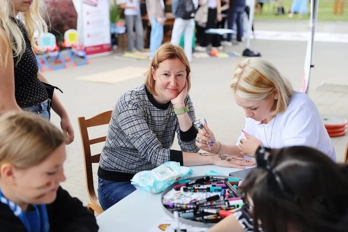 Apgleznošana ar hennu jauniešu festivāla teltī